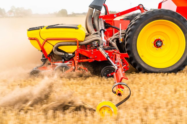 Setí strojem Väderstad Tempo L do půdy připravené metodou Strip-till.