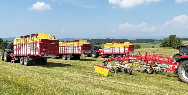 Velkoobjemový samosběrací vůz Pöttinger JUMBO 8000 L je z roku 2008, druhý vůz Pöttinger JUMBO 8010 L je z roku 2011 a nejnovější vůz Pöttinger JUMBO 6610 L pořídili v ZEMSPOL a.s. Sloup minulý rok. Pravidelné řádky píce vozům připravují dva dvourotorové stranové shrnovače Pöttinger TOP 662.