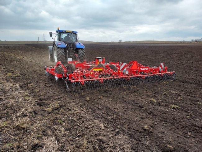 Kultivátor OPaLL-AGRI VESTA zaujme přípravou půdy bez využití válců.