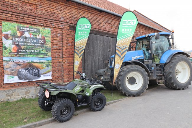 Aby se do soutěže Kamil Kovářík mohl zapojit, koupil dvě pneumatiky BKT AGRIMAX. Pneumatiky využívá New Holland T7.250.