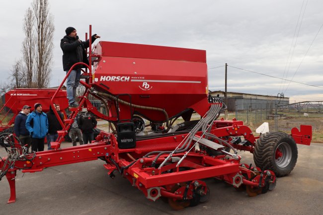 Agronom u svého secího stroje Horsch Avatar 4.16SD první generace.
