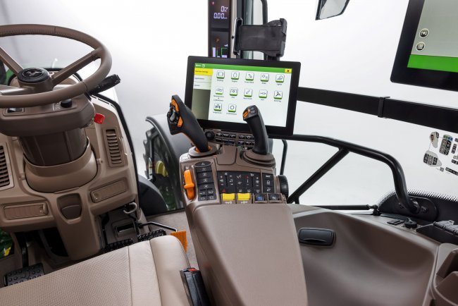 Ovládání s displejem G5 CommandCenter u traktoru John Deere 6R.