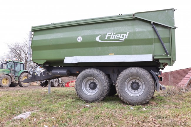 Před pěti lety byl pořízen první návěs Fliegl TMK 160 s přípustnou celkovou hmotností 16 000 kg.