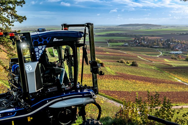 Barva Blue Power odráží nové stylistické linie New Holland a vyvažuje eleganci s komfortem. Ergonomie byla zcela přepracována díky kabině, která nabízí pohodlí a dobrý výhled po celém stroji New Holland Straddle Tractor TE6.