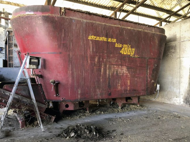 Mísič na organické hnojivo používaný ve firmě Zera, Ratíškovice. Původní vnitřní vyložení vyrobené z nerezové oceli typu 304 (18 % Cr, 8 % Ni) mělo životnost pouze 8 měsíců.