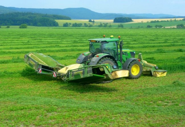 Žací trojkombinace Krone EasyCut s pracovním záběrem deset metrů je vybavena shazovacími pásy, a tak tvoří z celého záběru dva řádky.