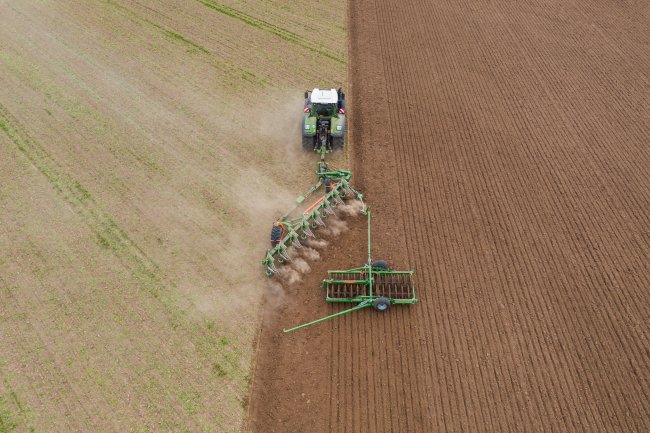 Hlavní výhodou orby on-land je snížení tlaku na půdu díky velké styčné ploše širokých pneumatik traktoru a možnost pracovat s nižším tlakem v pneumatikách.