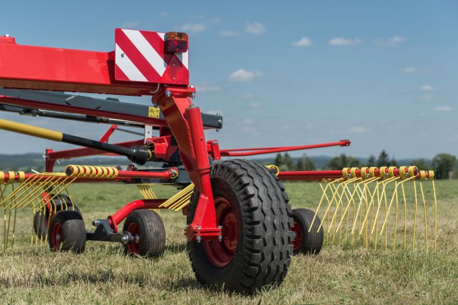 ROZMITAL SP-852H je tažený stroj, který je vybaven zadní řiditelnou nápravou.