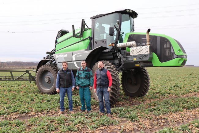 Zleva – Ing. Josef Vendl ze společnosti AGROZET České Budějovice, a.s. (středisko Telnice), Jakub Demek – obsluha postřikovače a Zdeněk Svoboda ze společnosti Tecnoma.