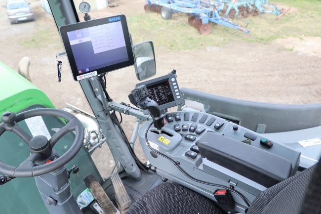 Postřikovač je na přání zákazníka vybaven monitorem firmy Raven a satelitní navigací s autopilotem, který usnadňuje aplikaci přípravků zejména v noci.