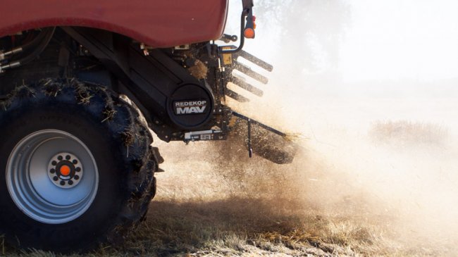 Axiální kombajny Case IH Axial-Flow® lze vybavit prémiovým drtičem X-tra, který dokáže jemně nadrcenou slámu rovnoměrně rozptýlit do šířky až 12 metrů (bere v úvahu i boční vítr).