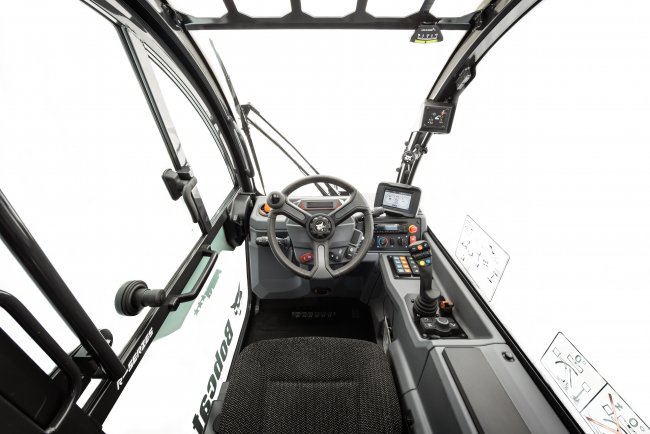Stroj Bobcat TL25.60 AGRI nabízí vynikající komfort díky prostorné kabině, do které se snadno nastupuje velkými vstupními dveřmi s ergonomickými madly.