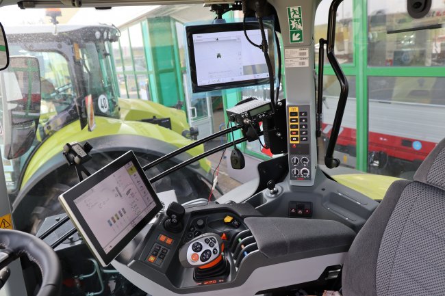 V kabině traktoru Claas se čtyřbodovým odpružením nechybí pohodlná sedačka, dotykový terminál CEBIS, systém řízení GPS PILOT CEMIS 1200 a multifunkční páka C-MOTION.