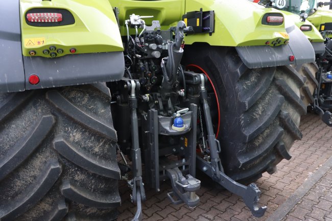 Traktory jsou nakonfigurované tak, aby zvládly práci s moderní závěsnou technikou. 