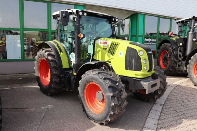 Tři traktory Claas Arion 460 zamíří do živočišné výroby.