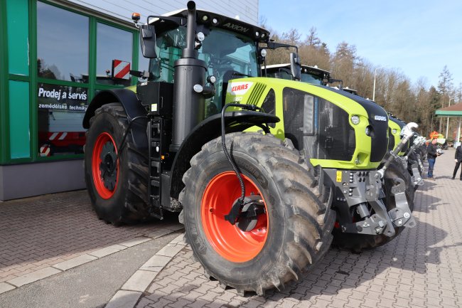 Největší traktory Claas Axion 960 jsou osazené šestiválcovým motorem FPT Industrial s maximálním výkonem 445 koní a plynulou převodovkou CMATIC.