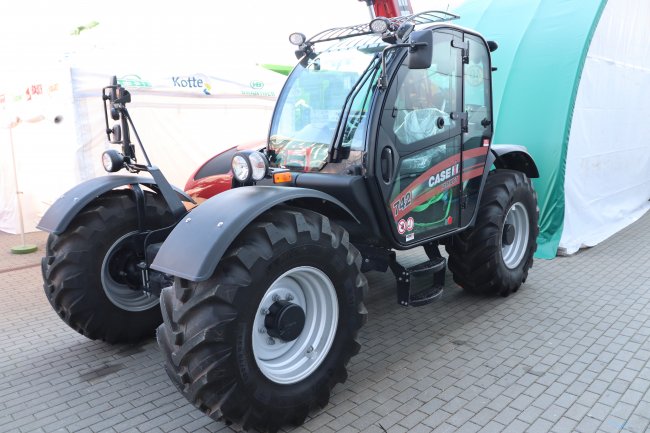 Z teleskopických manipulátorů se představil Case IH Farmlift.