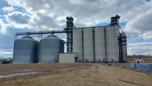 Návštěva referencí, místní obchodník s komoditami Cargill. Mezi přednosti tohoto areálu patří celková logistika, kdy je kolem skladu vybudována železniční smyčka, která pojme celý vlak čítající až 100 vagónů.