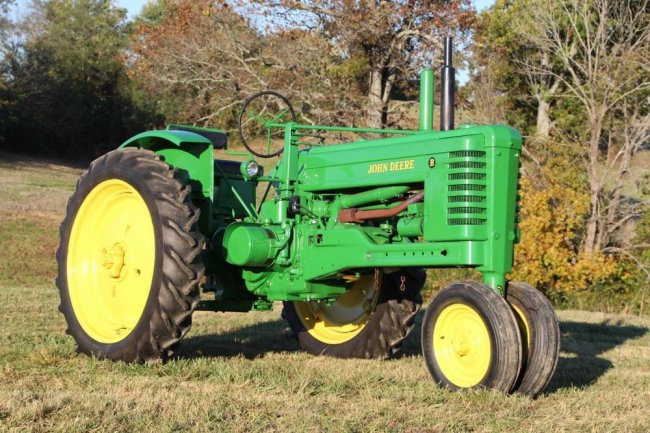 Konstrukce západních traktorů ve většině případů neumožňovala umístit řízení na stranu.