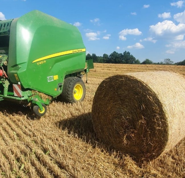 Náhled na testování sítě 41ř/ 123 cm šíře při sklizni slámy v ČR v roce 2022 na lisu John Deere V 451R. Opět je tato síť určena pro velké podniky či službaře. Z prvotních hodnocení zákazníků má JUTA v tomto segmentu co nabídnout.