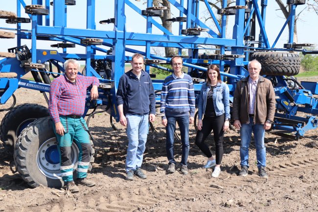 Zleva: Stanislav Palička – obsluha stroje, Karel Přehnálek – mechanizátor, Antonín Koutný – agronom, Petra Lochmannová – agronomka a Petr Formánek – zástupce výrobce Köckerling pro ČR a SR.