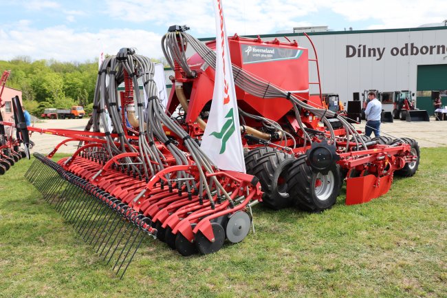 Představen byl také šestimetrový secí stroj Kverneland u-drill s pasivní přípravou půdy.