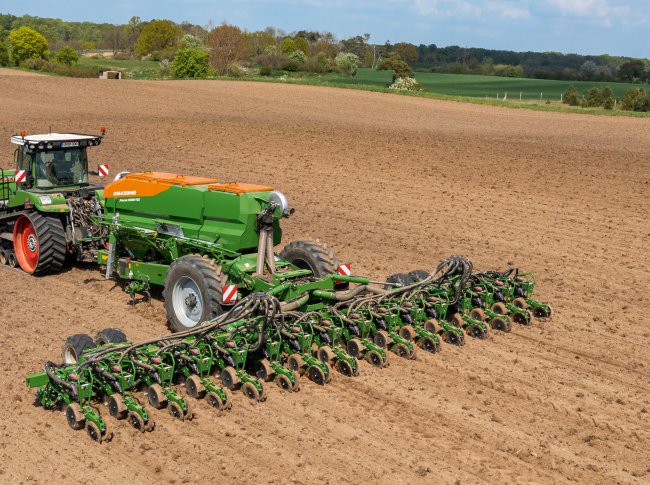 Nový velkoplošný přesný secí stroj Amazone Precea-TCC je nabízen ve 12řádkové a 16řádkové verzi.