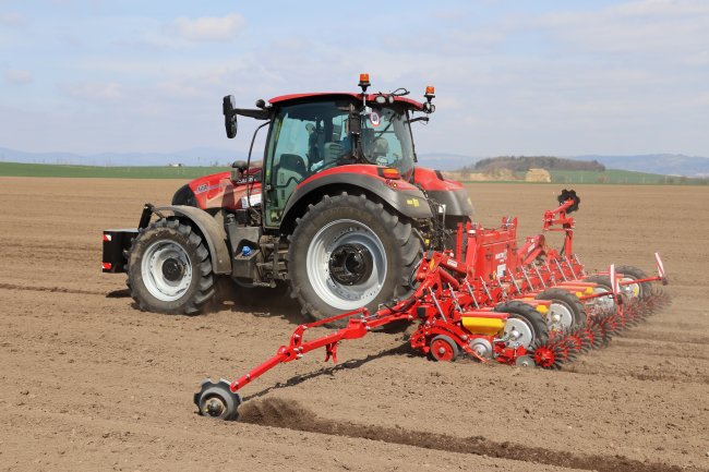 Secí stroj Grimme Matrix 1200 během testování. BV-Technika poskytla i traktor Case IH Vestrum.