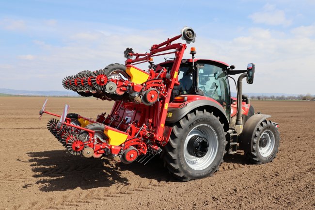 Secí stroj Grimme Matrix 1200 je v přepravní poloze velmi kompaktní.