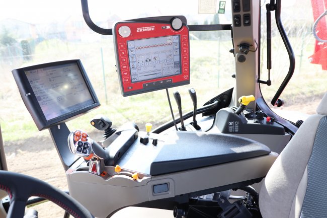 Kompletní ovládání a monitorování secího stroje Grimme Matrix 1200 se provádí z kabiny traktoru prostřednictvím různých terminálů.