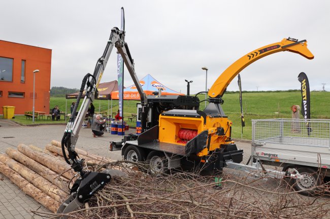 Kategorii bubnových štěpkovačů zastupoval model Europe Chippers. Štěpkovač byl vybaven vlastním nakládacím ramenem a motorem Caterpillar o výkonu 200 koní.