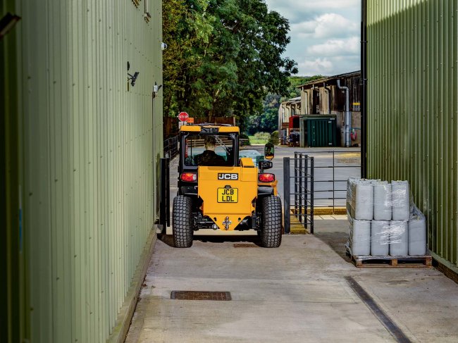 S výškou kabiny 1,80 metru a šířkou 1,56 metru lze nový teleskopický manipulátor JCB 514-40 používat i v těch nejtěsnějších prostorách.