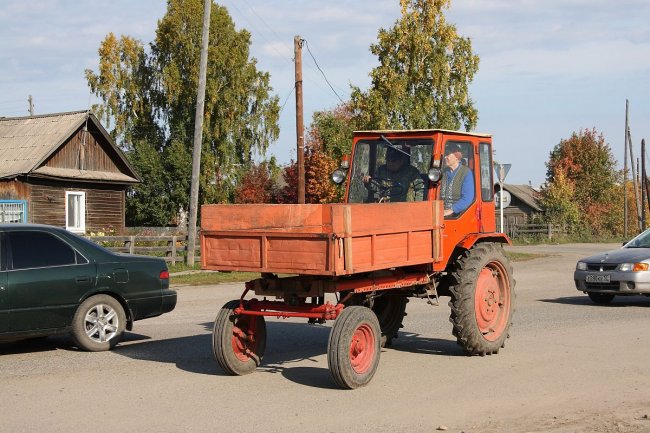 Kdyby byl volant u T-16 vlevo, bylo by pro obsluhu méně snadné držet se blízko okraje vozovky.