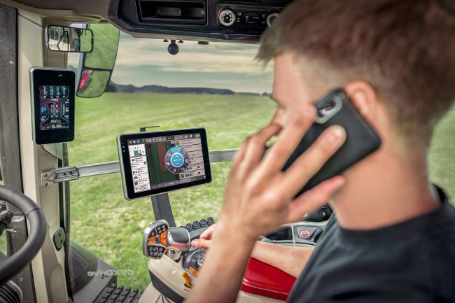 Pokročilá konstrukce kabiny traktoru Case IH Optum 340 CVXDrive zahrnuje přepracovanou ergonomickou loketní opěrku Multicontroller, díky níž je 95 % nejpoužívanějších funkcí na dosah ruky řidiče.