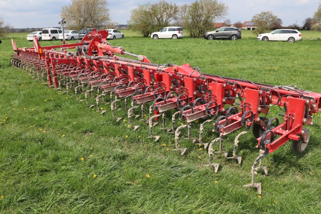 Na podzim loňského roku byl v ZD Dolní Újezd zprovozněn meziřádkový kypřič Horsch Transformer 12 VF uzpůsobený na rozteč 50 cm.