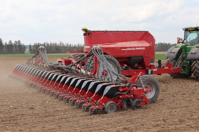 Podle agronoma je výhodou centrálního zásobníku rychlé a jednoduché plnění (nemusí se plnit jednotlivé menší zásobníky).