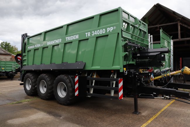 Vlajkovou lodí jsou třínápravové návěsy POWER-PUSH plus+ s výtlačným čelem. Zádní část lze vyměnit za rozmetací válce a disky – z návěsu se tak snadno stane rozmetadlo.