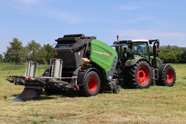 Nechybělo předvedení ani kombinovaného lisu Fendt Rotana 160 V s ovíjecím mechanismem.