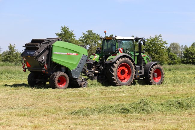 Představenou novinkou letošního roku byl svinovací lis Fendt Rotana 160 V s funkcí TIM. Tato funkce umožňuje lisu ovládat traktor (jeho zrychlování/zpomalování).