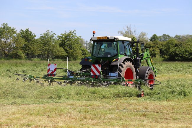 Prsty obraceče Fendt pracují s tzv. rozčesávacím efektem – hmota je prstem podebírána ve dvou vrstvách a ideálně rozprostřena po pozemku.