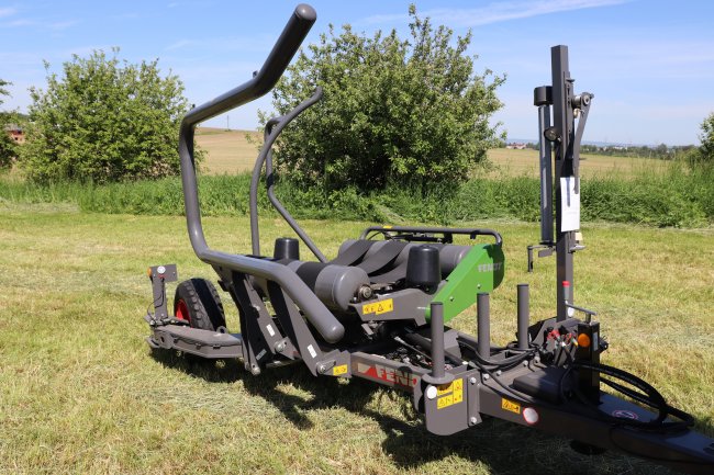 Staticky byla prezentována také tažená ovíječka Fendt Rollector 130 pro balíky do průměru 130 cm. Ovíječku lze agregovat i s méně výkonnými traktory.