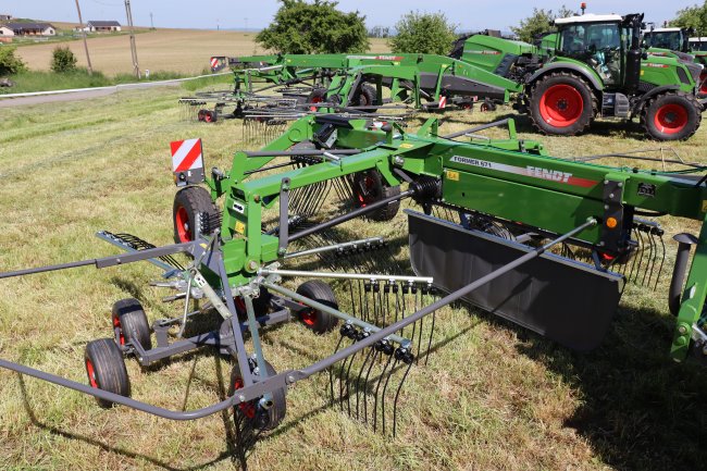 V popředí se nachází dvourotorový středový shrnovač Fendt Former 671 a v pozadí čtyřrotorový shrnovač Fendt Former 14055 PRO s pracovním záběrem 13,8 metru.