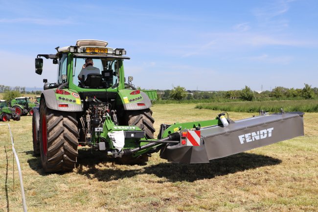 Žací stroj Fendt Slicer 3160 TLX disponuje hydropneumatickým odlehčováním, jež umožňuje plynule měnit přítlak žacího stroje na podložku v závislosti na typu sklízené hmoty.