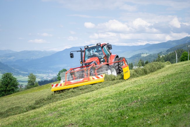 Sběrač i příčný dopravní pás pásového shrnovače Pöttinger MERGENTO F 4010 ALPIN jsou poháněny hydraulicky.