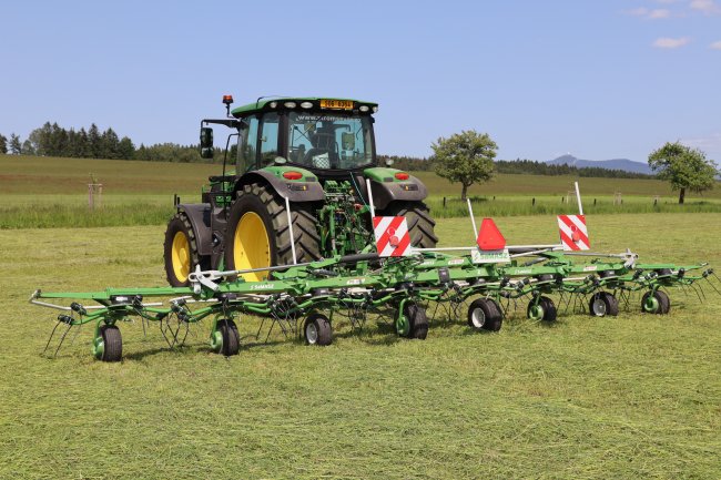 Letos byl pořízen osmirotorový obraceč SaMASZ P8-890, který se svým větším pracovním záběrem lépe navazuje na žací trojkombinaci.