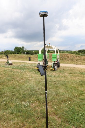 Mapování vinic nabízí AGRI-PRECISION jako službu. Uživatel robota se mapování může naučit a provádět svépomocí. Potřeba k tomu jsou běžně dostupná ruční GPS zařízení s RTK přesností (na snímku).