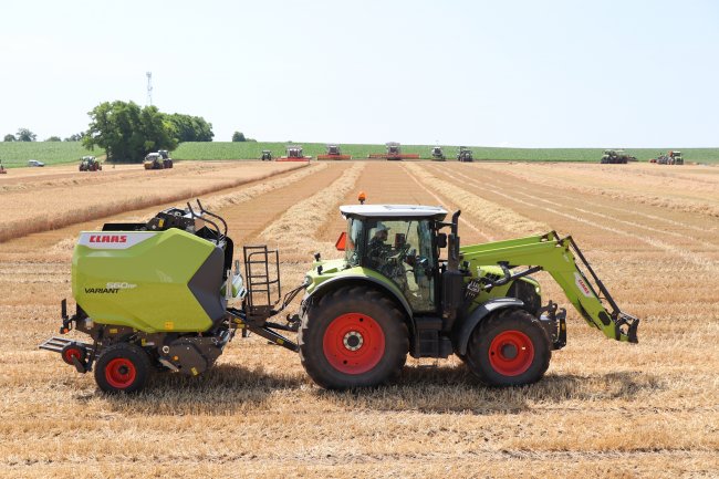 Slámu slisoval do kulatých balíků lis Claas Variant 560 se spirálovým rotorem Roto Feed.