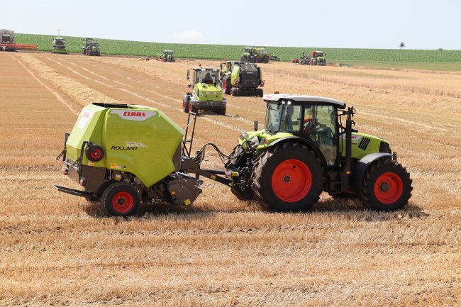 Do kulatých balíků slisoval slámu také lis Claas Rollant 520 s pevnou komorou.