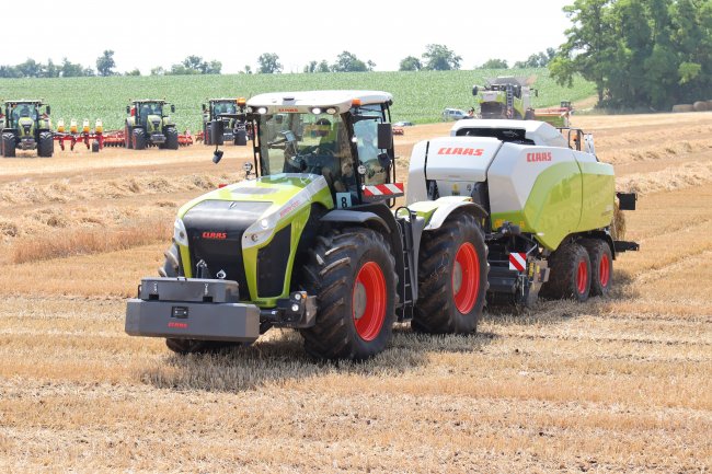 Řádky slámy slisoval do hranatých balíků lis Claas Quadrant Evolution 5300.