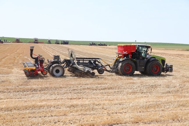 Souprava pro zakládání porostů metodou strip-till – Claas Xerion 5000 s kultivátorem technologie strip-till od firmy SLY a připojeným přesným secím strojem Väderstad Tempo doplněný ještě zásobníkem pro přihnojení.